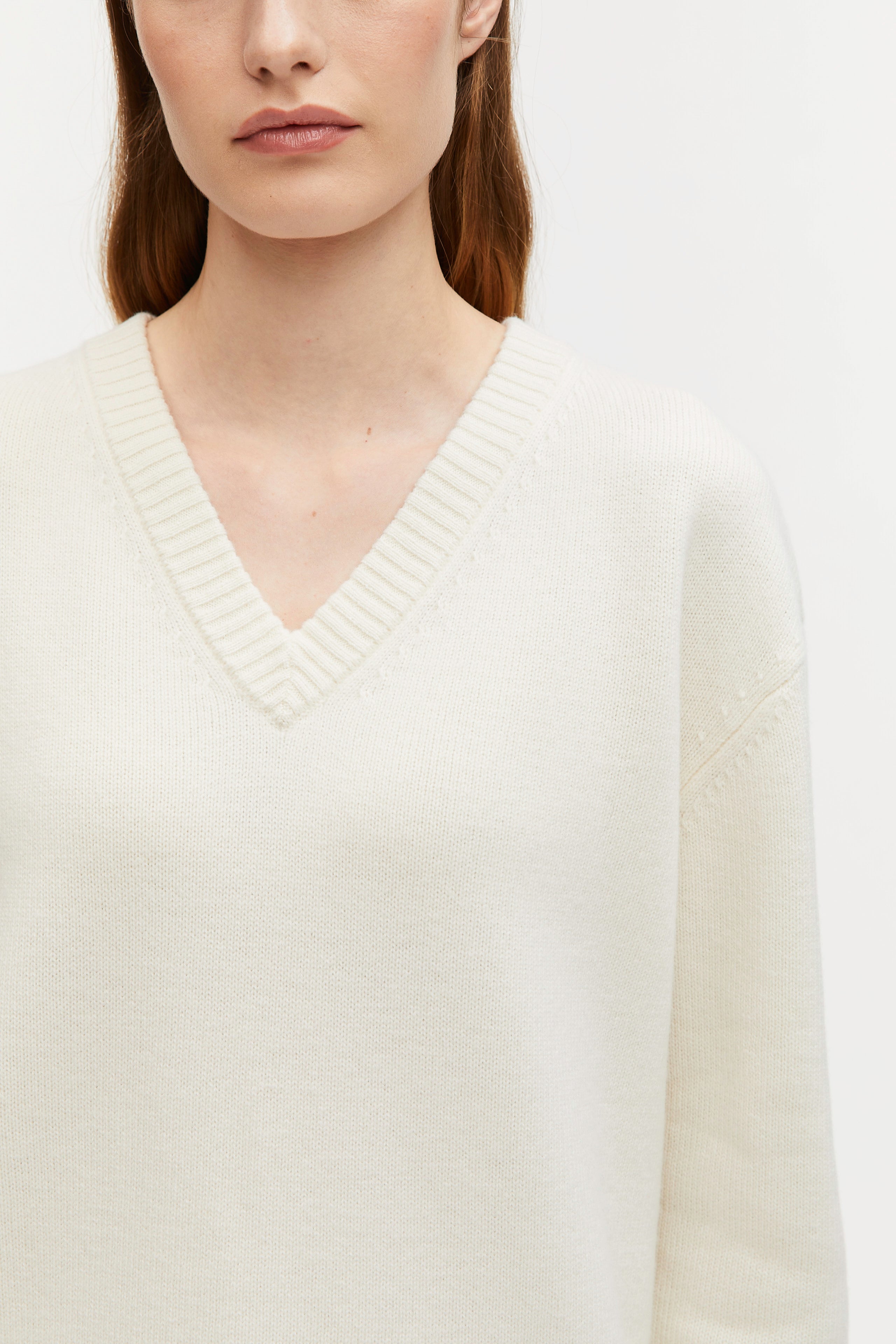 V-Neck_Sweater_Ivory_020_2560x